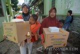 Warga membawa bingkisan paket sembako murah dalam “Safari Ramadan PT. Kereta Api Indonesia (PT KAI)