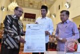 Presiden Joko Widodo (tengah) didampingi Wapres Jusuf Kalla (kanan) menerima bukti setor zakat dari Kepala Badan Zakat Nasional Bambang Sudibyo (kiri) di Istana Negara, Jakarta, Rabu (14/6). Presiden membayar zakat penghasilan senilai Rp45 juta dari dasar pengenaan zakat mencapai Rp1,8 miliar. ANTARA FOTO/Puspa Perwitasari/wdy/17