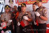 Polisi meunjukkan barangbukri berupa sepeda motor dan celurit yang disita dari anggota komplotan begal motor usai ditangkap di Mapolresta Malang, Jawa Timur, Rabu (14/6).  Komplotan begal motor yang  terkenal sering melukai dan membunuh korbannya tersebut terpaksa dilumpuhkan petugas karena melawan saat hendak ditangkap. Antara Jatim/Ari Bowo Sucipto/zk/17.