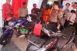 Polisi meunjukkan barangbukri berupa sepeda motor dan celurit yang disita dari anggota komplotan begal motor usai ditangkap di Mapolresta Malang, Jawa Timur, Rabu (14/6).  Komplotan begal motor yang  terkenal sering melukai dan membunuh korbannya tersebut terpaksa dilumpuhkan petugas karena melawan saat hendak ditangkap. Antara Jatim/Ari Bowo Sucipto/zk/17.