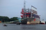 Kapal Karadeniz Powership Onur Sultan, kapal pembangkit listrik Marine Vessel Power Plant (MVPP) berkapasitas 240 megawatt (MW) beroperasi di Dermaga PLTGU Sicanang, Pelabuhan Belawan, Medan, Sumatra Utara, Senin (5/6). Kapal pembangkit listrik yang disewa PT PLN (Persero) dari Pemerintah Turki ini memiliki kemampuan 
