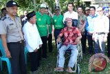 Bupati Tanah Laut H. Bambang Alamsyah menyerahkan kursi roda kepada Bahrani, warga RT 4 Desa Gunung Raja, Kecamatan Tambang Ulang, Kamis (15/6). Foto:Antaranews Kalsel/Arianto/G.