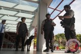 Polisi unit K-9 bersama anggota Brimob Polda Bali berjaga di terminal penumpang saat mulai beroperasinya Posko Terpadu Mudik Lebaran di Bandara Ngurah Rai, Denpasar, Kamis (15/6). Sekitar 1.500 personel gabungan dari berbagai unsur mulai disiagakan hingga 26 hari ke depan dalam mendukung kelancaran dan keamanan arus mudik/arus balik Lebaran tahun 2017 melalui bandara internasional tersebut. Antara Bali/Nyoman Budhiana/2017.