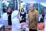 Rektor Universitas Pancasila, Wahono Sumaryono ketika memberi santunan kepada anak Yatim dalam acara silaturahmi berbuka puasa bersama Mitra, Media dan anak Yatim. (Humas Universitas Pancasila)