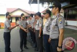 Kapolda Kalsel Brigjem Pol Rachmat Hidayat mengunjungi Polres Tabalong dan bersilaturahmi dengan para kapolsek didampingi Kapolres AKBP Hardiono. Kunjungan Kapolda ini terkait menghadiri acara HUT ke-7 perusahaan di bidangan pengamanan PT Demitra Karsa Perdana di Tanjung, Kamis.Foto Antaranews.kalsel/herlina lasmianti 