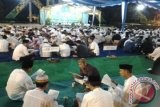 Pemkab Tabalong menggelar Tadarus Alquran bersama masyarakat dalam rangka mewujudkan kabupaten yang agamis sejahtera dan mandiri di Tanjung, Kamis malam.  Tadarus alquran ini dalam rangka menyambut malam ganjil dan Lailatul Qadar di bulan suci Ramadhan 1438 Hijriyah.Foto Antaranews.Kalsel/herlina lasmianti 