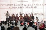 Seorang siswa Sekolah Dasar (SD), menuntun sepeda hadiah dari Presiden Joko Widodo, pada acara Penyerahan Kartu Indonesia Pintar (KIP) di SMA Negeri 2 Purwokerto, Banyumas, Jateng, Jumat (16/6). Presiden Joko Widodo menyerahkan 3317 Kartu Indonesia Pintar kepada sejumlah siswa SD, SMP, dan SMA di Kabupaten Banyumas. ANTARA FOTO/Idhad Zakaria/wdy/17.