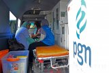 Warga memperoleh layanan kesehatan gratis dari Mobil sehat PGN di  Kedung Turi, Sidoarjo, Jawa Timur, Jumat (16/6). Pelayanan kesehatan gratis yang meliputi pelayanan dokter umum, pengecekan tekanan darah dan golongan darah untuk lansia dan anak-anak itu sebagai bentuk komitmen PGN untuk pemerataan kesehatan masyarakat Indonesia. Antara Jatim/Umarul Faruq/zk/17