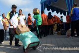 Karyawan Pemkab membawa bahan pokok yang dibeli dari stand pasar murah yang digelar Pemkab Madiun, Jawa Timur, Jumat (16/6). Pemkab Madiun menggelar pasar murah yang menyediakan bahan pokok dengan harga bersubsidi bagi Pegawai Negeri Sipil (PNS) golongan I dan II, misalnya beras seharga Rp5.000 per kilogram lebih rendah dari harga pasar Rp8.500 per kilogram, gula Rp9.000 per kilogram lebih murah dari harga pasar Rp12.500 per killogram guna membantu meringankan beban memenuhi kebutuhan menjelang lebaran. Antara Jatim/Siswowidodo/zk/17