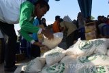 Petugas stand melayani pembelian bahan pokok saat digelar pasar murah di Alun-alun Kabupaten Madiun, Jawa Timur, Jumat (16/6). Pemkab Madiun menggelar pasar murah bagi Pegawai Negeri Sipil (PNS) golongan I dan II dengan harga bersubsidi, misalnya beras seharga Rp5.000 per kilogram lebih rendah dari harga pasar Rp8.500 per kilogram, gula Rp9.000 per kilogram lebih murah dari harga pasar Rp12.500 per killogram guna membantu meringankan beban memenuhi kebutuhan menjelang lebaran. Antara Jatim/Siswowidodo/zk/17