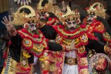 Sejumlah seniman menampilkan drama tari Gambuh dalam pagelaran kesenian pada Pesta Kesenian Bali ke-39, Taman Budaya Denpasar, Jumat (16/6). Drama tari yang biasanya mengiringi ritual keagamaan tersebut merupakan salah satu dari sembilan tari Bali yang diakui UNESCO sebagai warisan budaya tak benda. Antara Bali/Nyoman Budhiana/2017.