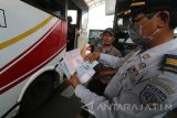 Petugas Dinas Perhubungan memeriksa surat-surat kelayakan bus angkutan umum di terminal Tamanan, Kota Kediri, Jawa Timur, Jumat (16/6). Sidak yang dilakukan denga mengecek sejumlah syarat kelayakan angkutan umum seperti fungsi rem, kaca depan, lampu, kondisi ban, dan kelengkapan surat terebut bertujuan mengurangi potensi kecelakaan saat musim mudik lebaran 2017. Antara Jatim/Prasetia Fauzani/zk/17