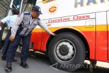 Petugas Dinas Perhubungan memeriksa kondisi ban bus angkutan umum di terminal Tamanan, Kota Kediri, Jawa Timur, Jumat (16/6). Sidak yang dilakukan denga mengecek sejumlah syarat kelayakan angkutan umum seperti fungsi rem, kaca depan, lampu, kondisi ban, dan kelengkapan surat terebut bertujuan mengurangi potensi kecelakaan saat musim mudik lebaran 2017. Antara Jatim/Prasetia Fauzani/zk/17