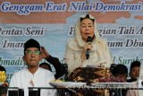 Istri mendiang mantan Presiden Abdurrahman Wahid (Gus Dur), Shinta Nuriyah (kanan), memberikan sambutan pada açara buka bersama di kampung pecinan Tambak Bayan, Surabaya, Jawa Timur, Jumat (16/6). Acara tersebut bertema Dengan Berpuasa Kita Genggam Erat Nilai Demokrasi dan Kebinekaan. Antara Jatim/Didik Suhartono/zk/17