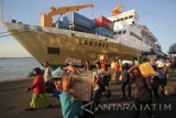 Sejumlah penumpang turun dari KM Labobar yang bertolak dari pelabuhan Balikpapan saat tiba di Pelabuhan Tanjung Perak, Surabaya, Jawa Timur, Minggu (18/6). Berdasarkan data dari Pelindo III sejak H-8 jumlah pemudik tercatat sebanyak 28.621 orang yang terdiri dari 19.465 penumpang turun, 4.325 penumpang naik dan 4.831 penumpang lanjutan. Antara Jatim/Moch Asim/zk/17