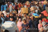 Sejumlah penumpang turun dari KM Labobar yang bertolak dari pelabuhan Balikpapan saat tiba di Pelabuhan Tanjung Perak, Surabaya, Jawa Timur, Minggu (18/6). Berdasarkan data dari Pelindo III sejak H-8 jumlah pemudik tercatat sebanyak 28.621 orang yang terdiri dari 19.465 penumpang turun, 4.325 penumpang naik dan 4.831 penumpang lanjutan. Antara Jatim/Moch Asim/zk/17