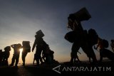 Sejumlah penumpang turun dari KM Labobar yang bertolak dari pelabuhan Balikpapan saat tiba di Pelabuhan Tanjung Perak, Surabaya, Jawa Timur, Minggu (18/6). Berdasarkan data dari Pelindo III sejak H-8 jumlah pemudik tercatat sebanyak 28.621 orang yang terdiri dari 19.465 penumpang turun, 4.325 penumpang naik dan 4.831 penumpang lanjutan. Antara Jatim/Moch Asim/zk/17