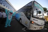 Maskot Pelindo III melepas keberangkatan penumpang mudik gratis Pelindo III di halaman Gapura Surya Nusantara, Pelabuhan Tanjung Perak, Surabaya, Jawa Timur, Minggu (18/6). Pelindo III menyediakan 11 unit bus untuk peserta mudik gratis dengan tujuan 15 Kota di Jawa Timur dan satu Kota di Jawa Tengah. Antara jatim/Moch Asim/zk/17