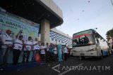 Sejumlah Direksi Pelindo III melepas keberangkatan penumpang mudik gratis Pelindo III di halaman Gapura Surya Nusantara, Pelabuhan Tanjung Perak, Surabaya, Jawa Timur, Minggu (18/6). Pelindo III menyediakan 11 unit bus untuk peserta mudik gratis dengan tujuan 15 Kota di Jawa Timur dan satu Kota di Jawa Tengah. Antara Jatim/Moch Asim/zk/17