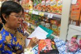 Teliti Sebelum Membeli, Masih Ditemukan Minuman Kemasan Kadaluwarsa di Agam