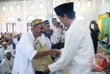 Bupati Tanah Laut, Kalimantan Selatan H. Bambang Alamsyah pada Safari Ramadhan 1438 Hijriah menyerahkan bantuan hibah dari Pemkab Tanah Laut untuk pembangunan Masjid Al Khif Desa Ujung Batu, Kecamatan Pelaihari sebesar Rp 100 juta, Kamis (15/6). Foto:Antaranews Kalsel/Arianto/G.