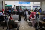Sejumlah calon penumpang memadati Bandara Internasional Juanda Surabaya di Sidoarjo, Jawa Timur, Senin (19/6). Berdasarkan data PT Angkasa Pura 1 Surabaya, jumlah pemudik yang berangkat melalui bandara Juanda sudah mencapai lebih dari 15 ribu orang atau meningkat sekitar 20%  pada musim mudik Lebaran 2017. Antara Jatim/Umarul Faruq/zk/17