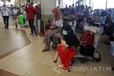 Sejumlah calon penumpang memadati Bandara Internasional Juanda Surabaya di Sidoarjo, Jawa Timur, Senin (19/6). Berdasarkan data PT Angkasa Pura 1 Surabaya, jumlah pemudik yang berangkat melalui bandara Juanda sudah mencapai lebih dari 15 ribu orang atau meningkat sekitar 20%  pada musim mudik Lebaran 2017. Antara Jatim/Umarul Faruq/zk/17