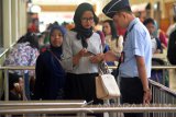 Petugas bandara melakukan pemeriksaan tiket calon penumpang di Bandara Internasional Juanda Surabaya di Sidoarjo, Jawa Timur, Senin (19/6). Berdasarkan data PT Angkasa Pura 1 Surabaya, jumlah pemudik yang berangkat melalui bandara Juanda sudah mencapai lebih dari 15 ribu orang atau meningkat sekitar 20%  pada musim mudik Lebaran 2017. Antara Jatim/Umarul Faruq/zk/17