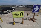 Pengendara mobil melintas di area pintu keluar jalan tol Kertosono di Desa Pecuk, Nganjuk, Jawa Timur, Senin (19/6). Jalur alternatif mudik lebaran 2017 ruas tol fungsional Kertosono-Mojokerto mulai dibuka satu jalur mulai pukul 06.00-17.00 WIB karena masih belum adanya lampu peneragan jalan. Antara Jatim/Prasetia Fauzani/zk/17