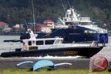 Sejumlah personil Satuan Polisi Perairan Polda Maluku mulai berpatroli di Teluk Ambon, usai Apel Gelar Pasukan Operasi Kepolisian Terpusat Ramadniya Siwalima 2017 yang dipusatkan di Lapangan Polda Maluku, Ambon, Senin (19/6). Polda Maluku mengerahkan 2.000 personil untuk mengamankan pelaksanaan Hari Raya Idulfitri 1438 H. ANTARA FOTO/Izaac Mulyawan/foc/17.