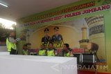 Sejumlah anggota Satlantas Polres Jombang berjaga di pos pengamanan simpang tiga Bangjuri (Jombang-Ngajuk-Kediri) di Bandar Kedungmulyo, Jombang, Jawa Timur, Selasa (20/6). Polres Jombang mendirikan 1 pos pelayanan, 12 pos pengamanan, dan 13 pos pantau di sejumlah titik yang bertujuan untuk menjaga dan menciptakan situasi dan kondisi keamanan, keselamatan, ketertiban dan kelancaran lalu lintas selama masa mudik Lebaran 2017. Antara Jatim/Syaiful Arif/zk/17