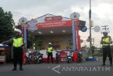 Sejumlah anggota Satlantas Polres Jombang mengatur lalulintas didepan pos pengamanan simpang tiga Bangjuri (Jombang-Ngajuk-Kediri) di Bandar Kedungmulyo, Jombang, Jawa Timur, Selasa (20/6). Polres Jombang mendirikan 1 pos pelayanan, 12 pos pengamanan, dan 13 pos pantau di sejumlah titik yang bertujuan untuk menjaga dan menciptakan situasi dan kondisi keamanan, keselamatan, ketertiban dan kelancaran lalu lintas selama masa mudik Lebaran 2017. Antara Jatim/Syaiful Arif/zk/17