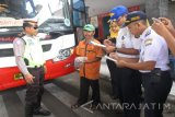 Petugas Dinas Perhubungan Kota Kediri, Jawa Timur, memeriksa kelaikan kendaraan di Terminal Kediri, Rabu (21/6). Pemeriksaan itu guna memastikan kendaraan laik di jalan, mengingat saat Lebaran 2017 arus lalu lintas semakin padat. Antara Jatim/ Foto/ Asmaul Chusna/zk/17