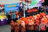 Gabungan Organisasi Wanita Kabupaten Barito Kuala, Kalimantan Selatan menggelar Pasar Murah Ramadhan (PMR), di halaman Kantor Pemkab Barito Kuala, Selasa (20/6). Foto:Antaranews Kalsel/Arianto/G.