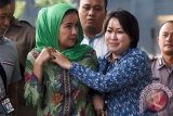 Istri Gubernur Bengkulu Lily Martiani Maddari (kiri) dikawal petugas KPK saat diamankan ke gedung KPK, Jakarta, Selasa (20/6/2017). KPK mengamankan lima orang ke gedung KPK, Jakarta, diantaranya Gubernur Bengkulu Ridwan Mukti dan istri Gubernur Bengkulu Lily Mardani pada operasi tangkap tangan (OTT) di Bengkulu untuk pemeriksaan lebih lanjut. (ANTARA /Hafidz Mubarak A)