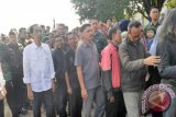 Presiden RI Joko Widodo (Jokowi) saat menyaksikan pembagian 3.000 paket sembilan bahan pokok (Sembako) kepada warga di Kampung Ciawi, Kecamatan Bogor Selatan, Kabupaten Bogor, Provinsi Jawa Barat, Rabu (21/06/17). (ANTARA FOTO/Agus Salim-Hanni S).
