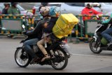 Pemudik sepeda motor dengan membawa anak melintasi Jalan M Hasibuan, Bekasi, Jawa Barat, Selasa (20/6). Pada H-5 Lebaran tercatat pemudik sepeda motor yang melintasi jalan tersebut sejak pagi hingga sore mencapai 1.538 kendaraan, dan diprediksi puncak arus mudik sepeda motor terjadi pada H-2 Lebaran, Jumat (23/6). ANTARA FOTO/Risky Andrianto/foc/17.