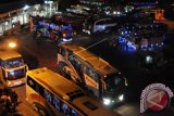 Sejumlah bus umum yang mengangkut pemudik menunggu keberangkatan di terminal bus umum antar provinsi dan kabupaten, Batoh,Banda Aceh, Rabu (21/6) malam. Arus mudik di terminal itu pada H-4 Lebaran mengalami peningkatan dan diprediksi mencapai puncaknya pada H-2 dan H-1. (ANTARA FOTO/Ampelsa)