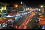 Ratusan warga dan kendaraan memadati kawasan pusat perbelanjaan di Pasar Raya Padang, Sumatera Barat, Rabu (21/6) malam. Beberapa hari jelang Idulfitri 1438 Hijriyah, warga berbelanja kebutuhan Lebaran di kawasan itu hingga malam hari. ANTARA FOTO/Iggoy el Fitra/foc/17.