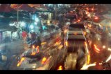 Ratusan warga dan kendaraan memadati kawasan pusat perbelanjaan di Pasar Raya Padang, Sumatera Barat, Rabu (21/6) malam. Beberapa hari jelang Idulfitri 1438 Hijriyah, warga berbelanja kebutuhan Lebaran di kawasan itu hingga malam hari. ANTARA FOTO/Iggoy el Fitra/foc/17.
