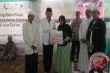 Sebagai wujud syukur atas berbagai capaian yang telah diraih, PT Adaro Indonesia menggelar Program Berbagai kepada kaum Dhuafa warga sekitar diantaranya diserahkan kepada warga di Kota Banjarmasin yang diserahkan External Division Head PT. Adaro Indonesia Rizki Dartaman.Foto Antara/A.Hakim.M