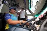 Gubernur Jawa Timur Soekarwo (kanan) menginspeksi bus yang digunakan mengangkut pemudik saat mudik gratis bertema Mudik Bareng Guyub Rukun di Surabaya, Jawa Timur, Rabu (21/6). Mudik gratis yang digelar oleh PT Jasa Raharja (Persero) tersebut bertujuan membantu masyarakat pulang ke kampung halamannya untuk merayakan Lebaran. Antara jatim/Didik Suhartono/zk/17