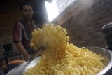 Pelaku usaha menggoreng jajanan alen-alen di sebuah rumah UMKM di Trenggalek, Jawa Timur, Rabu (21/6). Produksi jajanan alen-alen khas pesisir selatan Jatim yang dijual Rp20 ribu per kilogram itu meningkat 60 persen, yani dari biasanya satu unit UMKM mengolah sekitar 30 kilogram adonan tepung bahan baku alen-alen per hari menjadi 50-an kilogram akibat tingginya permintaan menjelang Lebaran 1438 H. Antara jatim/Destyan Sujarwoko/zk/17