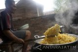 Pelaku usaha menggoreng jajanan alen-alen di sebuah rumah UMKM di Trenggalek, Jawa Timur, Rabu (21/6). Produksi jajanan alen-alen khas pesisir selatan Jatim yang dijual Rp20 ribu per kilogram itu meningkat 60 persen, yani dari biasanya satu unit UMKM mengolah sekitar 30 kilogram adonan tepung bahan baku alen-alen per hari menjadi 50-an kilogram akibat tingginya permintaan menjelang Lebaran 1438 H. Antara jatim/Destyan Sujarwoko/zk/17