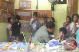 Stand ukir wajah meriahkan Festival Danau Sentani