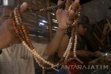 Perajin membuat kerajinan tasbih dengan bahan sembilan jenis kayu langka di Tulungagung, Jawa Timur, Selasa (20/6). Kerajinan tasbih kayu sembian (tasbih kayu songo) yang diyakini bertuah itu dijual dengan harga Rp150 ribu untuk satu tasbih berbentuk kalung dan Rp50 ribu untuk tasbih bentuk gelang. Antara jatim/Destyan Sujarwoko/zk/17