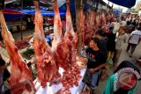 Warga membeli daging sapi pada hari meugang pertama atau meugang kecil menjelang Idulfitri 1438H di Kota Lhokseumawe, Aceh, Jumat (23/6/2017). Harga daging sapi pada meugang kecil di Aceh mencapai Rp180.000 per kilogram, dan akan naik pada hari H meugang menjadi Rp190. 000 per kilogram dipicu minimnya persediaan karena sebagian pedagang tidak melakukan pemotongan sapi menyambut Idulfitri. (ANTARA FOTO/Rahmad)