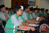 Para peserta Pesantren Kilat (Sanlat) Kebangsaan Untuk Pemuda tahun 2017 terlihat serius saat mengikti pembukaan di aula PPPON Kemenpora Ciburur, Jakarta Timur. Sebanyak 150 pemuda dan pemudi, santri  pondok pesantren, pelajar, mahasiswa, dan organisasi kepemudaan dari sejumlah provinsi di Indonesia, antara lain DKI Jakarta, Jawa Barat, Jawa Tengah, Banten, dan Provinsi Lampung serta Jabodetabek mengikuti Sanlat 11-14 Juni 2017 itu. (ANTARA FOTO/M.Tohamaksun).