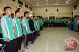 Para peserta Pesantren Kilat (Sanlat) Kebangsaan Untuk Pemuda tahun 2017 terlihat hikmad saat mengikti pembukaan di aula PPPON Kemenpora Ciburur, Jakarta Timur. Sebanyak 150 pemuda dan pemudi, santri  pondok pesantren, pelajar, mahasiswa, dan organisasi kepemudaan dari sejumlah provinsi di Indonesia, antara lain DKI Jakarta, Jawa Barat, Jawa Tengah, Banten, dan Provinsi Lampung serta Jabodetabek mengikuti Sanlat 11-14 Juni 2017 itu. (ANTARA FOTO/M.Tohamaksun).