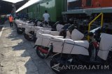 Pekerja menurunkan sepeda motor dari gerbong Kereta Api (KA) di stasiun KA Madiun, Jawa Timur, Jumat (23/6). Setiap hari selama masa angkutan lebaran ratusan sepeda motor yang diangkut secara gratis diturunkan dari kereta barang di Stasiun KA Madiun. Layanan angkutan sepeda motor gratis bagi para pemudik tersebut untuk mengurangi kepadatan arus lalu lintas jalur mudik serta menekan angka kecelakaan. Antara Jatim/Siswowidodo/zk/17